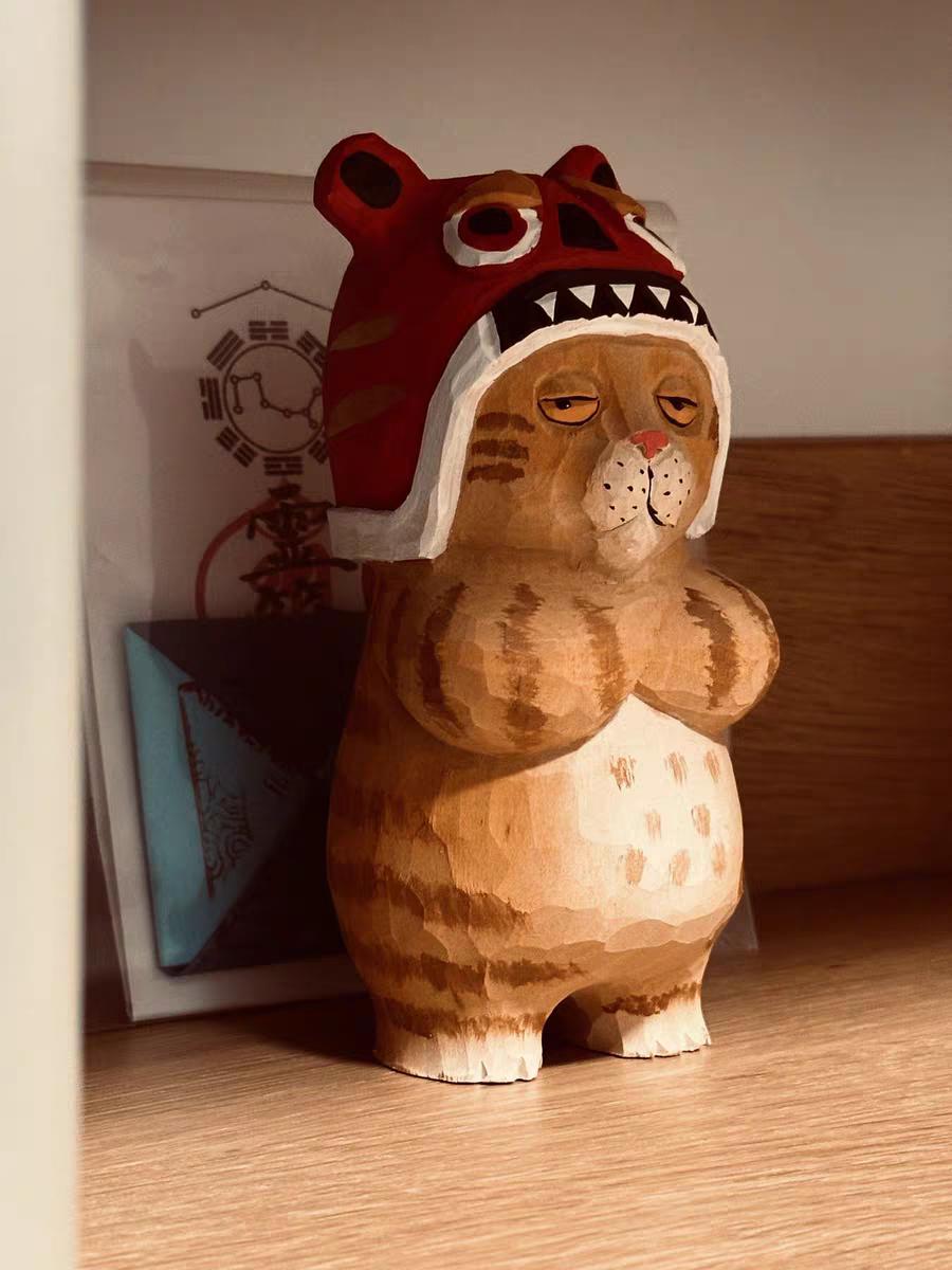 手彫りの木製招き猫の置物：ユニークなお部屋のインテリアギフト