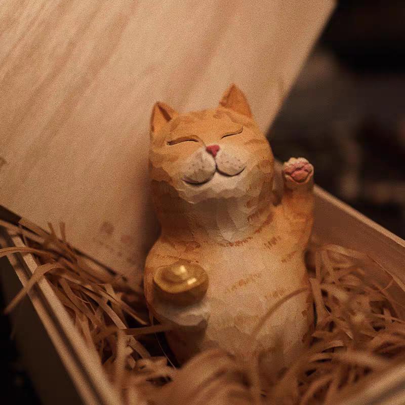 手彫りの木製招き猫の置物：ユニークなお部屋のインテリアギフト