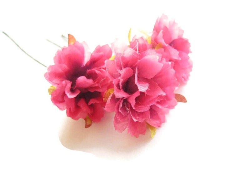 3 oeillets fuchsias soie artificielle 3 cm,fleurs sur tiges,fleurs scrapbooking,fleurs pour couronnes,fleurs artificielles,fleurs cheveux image 1