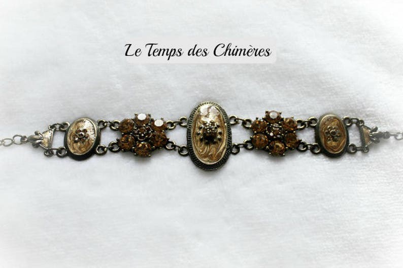 Bracelet style rétro en métal bronze avec estampes avec decor en argile polymère et fleur en cristal swarovsky image 3