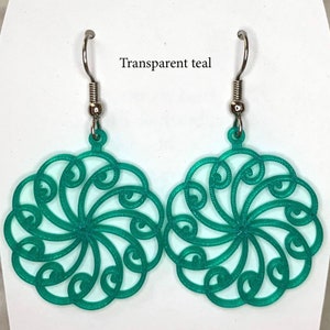 Puede incluir: Pendientes de espiral de color turquesa con un gancho plateado. Los pendientes están hechos de un material transparente y tienen un diseño delicado e intrincado.