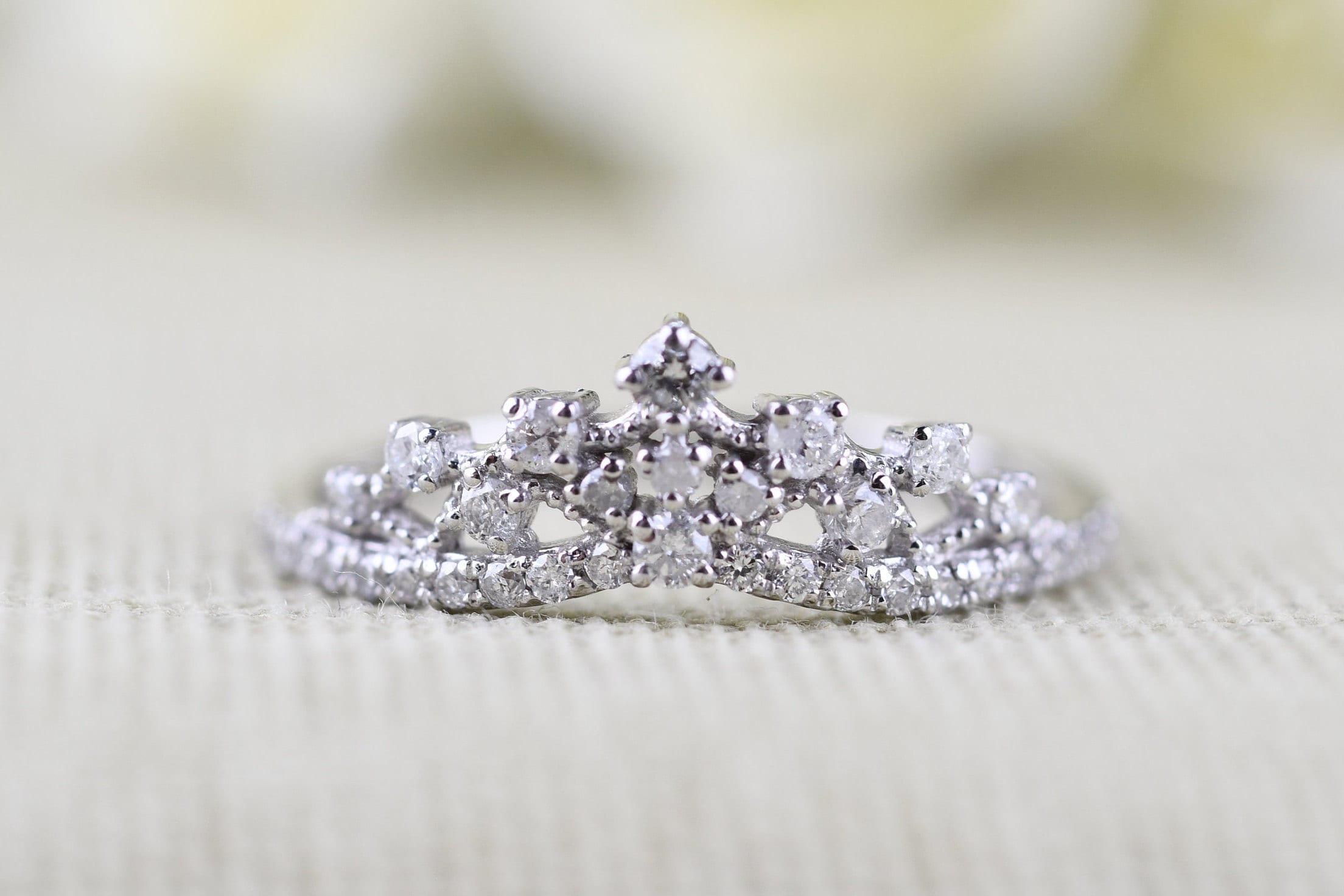 ティアラの女王 ホワイトダイヤモンドの結婚指輪、ソリッド14Kゴールド 