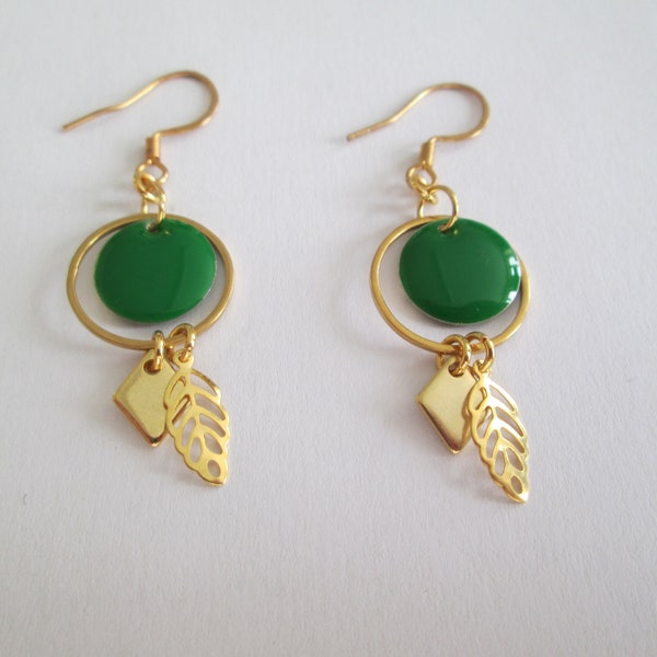 Boucles d'oreilles en acier doré anneau sequin en émail vert et breloques