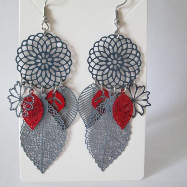 Boucles d'oreilles style bohème estampe filigrane bleu gris breloques feuilles gris et rouge