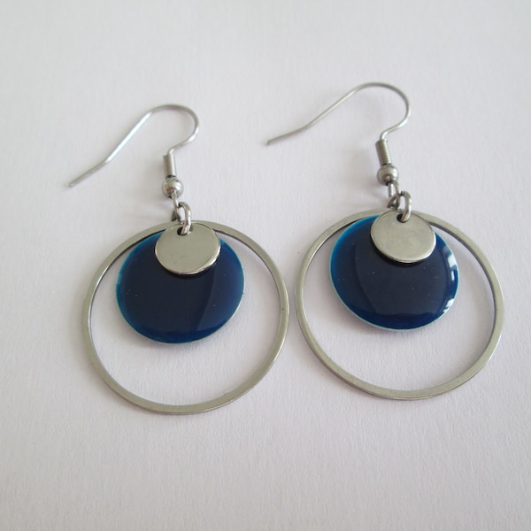 Boucles d'oreilles en acier argenté, anneau sequin en émail bleu marine