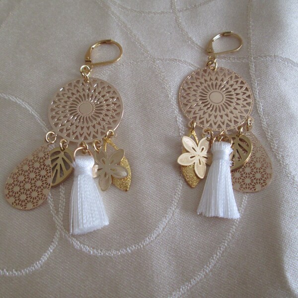 Boucles d'oreilles en acier doré estampe filigrane breloque pompon blanc