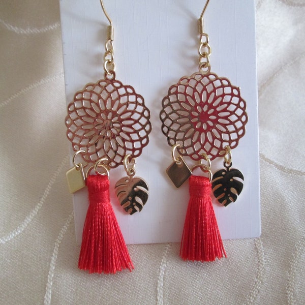 Boucles d'oreilles en acier doré breloques dorées et pompon orange