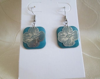 Boucles d'oreilles acier argenté sequin carré bleu et breloque fleur