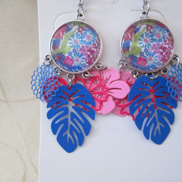 Boucles d'oreilles bohème en acier argenté cabochon fleur breloques bleu électrique et rose fuchsia