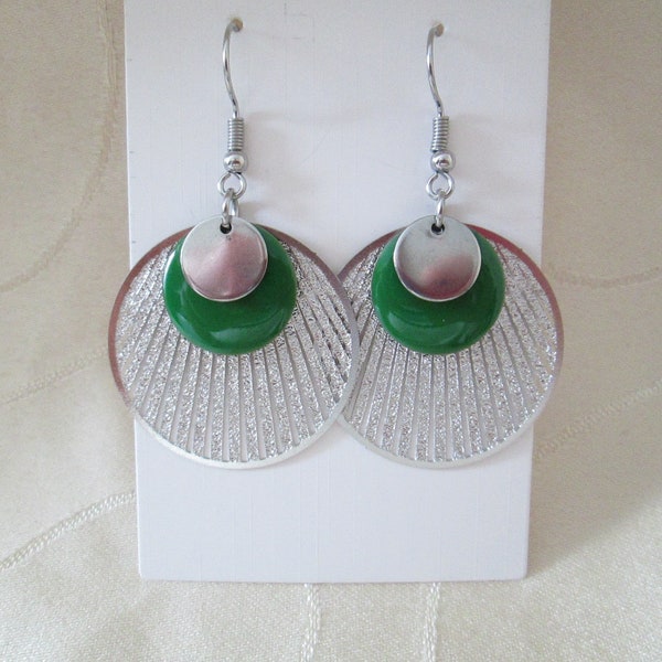 Boucles d'oreilles en acier argenté et sequin émail vert