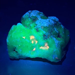 Green Fluorescent Agate Specimen: Texas Mineral Gift, 635 Grams