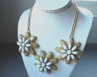 Daisy Flower Necklace Vintage MCM Chunky Statement BOHO Hippie Prairie 3D Heavy