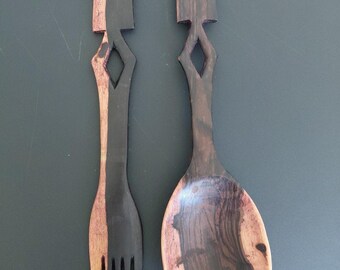 Juego de cubiertos para ensalada de madera vintage marrón oscuro, tenedor y cuchara, artesanía rústica, pieza única.