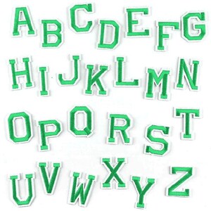 Op de afbeelding: Een complete set van zesentwintig geborduurde alfabetletterpatches van A tot Z. Elke individuele letter is uitgevoerd in levendig groen garen met een duidelijke witte rand, voorzien van een klassiek bloklettertype met een gestikte textuur.