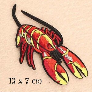 Peut inclure: Patch thermocollant brodé d'un homard rouge et jaune, 13 x 7 cm.