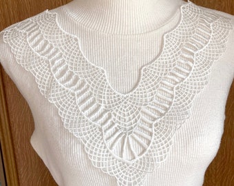 Lace collar, V wave neckline / CREAM WHITE or BLACK ** 33 x 31 cm ** Satin bib, Sew-on applique - CD013