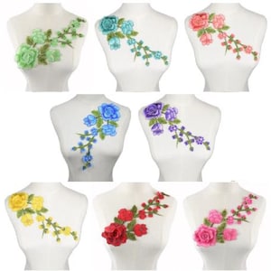 Op de afbeelding: Assortiment van tien geborduurde bloemenappliques in verschillende kleuren, waaronder groen, blauw, paars, geel, rood en roze. Elke applique heeft een cluster van rozen met bladeren en stelen.