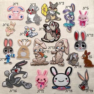 Op de afbeelding: Een set van 19 geborduurde strijkpatches met verschillende cartoonfiguren, waaronder konijnen, een muis en een kat. De patches zijn kleurrijk en hebben verschillende ontwerpen, zoals een konijn dat een wortel vasthoudt, een muis die een jurk draagt en een kat die een hoed draagt. De patches zijn perfect om kleding, tassen of andere accessoires een vleugje whimsy te geven.