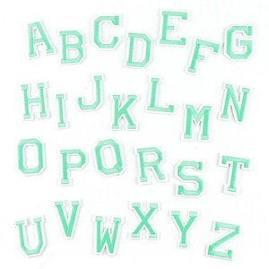 Peut inclure: Un ensemble de 26 patchs de lettres en feutre vert, chacun avec un contour blanc. Les lettres sont en majuscules et sont disposées en ordre alphabétique.