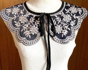 COL Claudine, neckline Lace necklace, Pearly white embroidered flowers on black background - CT31