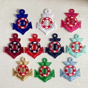 Peut inclure: Dix patchs brodés thermocollants représentant des ancres avec des bouées de sauvetage dans différentes couleurs, notamment bleu, blanc, rose, rouge, marine, or, vert et bleu clair.