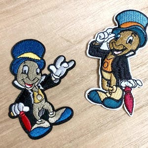 Aufbügelbarer, gestickter Aufnäher – Grille, Heuschrecke – Jiminy Cricket Pinocchio ** 5 bis 8 cm ** Aufbügelbare Applikation