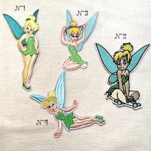 Op de afbeelding: Vier geborduurde strijkpatches met Tinkerbell in verschillende poses. De patches zijn genummerd van 1 tot en met 4.