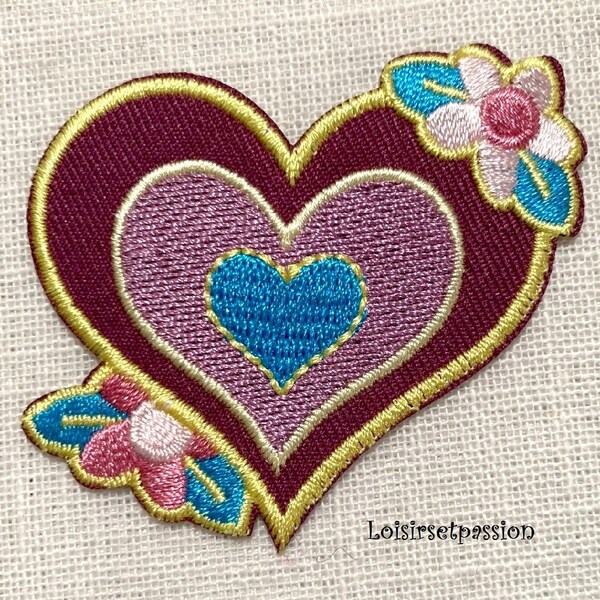 Écusson patch brodé thermocollant - COEUR FLEUR Rose mauve ** 6 x 5 cm ** Applique à repasser