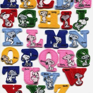 Peut inclure: Un ensemble de 26 lettres de l'alphabet en feutre coloré représentant le personnage de dessin animé Snoopy. Chaque lettre est décorée de Snoopy dans une pose différente. Les lettres sont parfaites pour les projets d'artisanat, le scrapbooking ou pour ajouter une touche de fantaisie à tout projet.