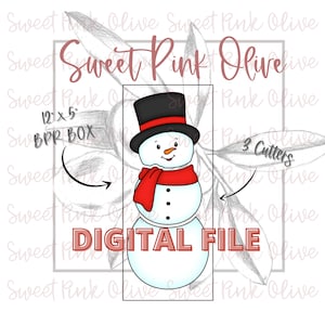 Puede incluir: Archivo digital para un cortador de galletas de muñeco de nieve. El muñeco de nieve lleva un sombrero de copa negro, una bufanda roja y tiene una nariz de zanahoria. El archivo es para una caja de 12x5 pulgadas.