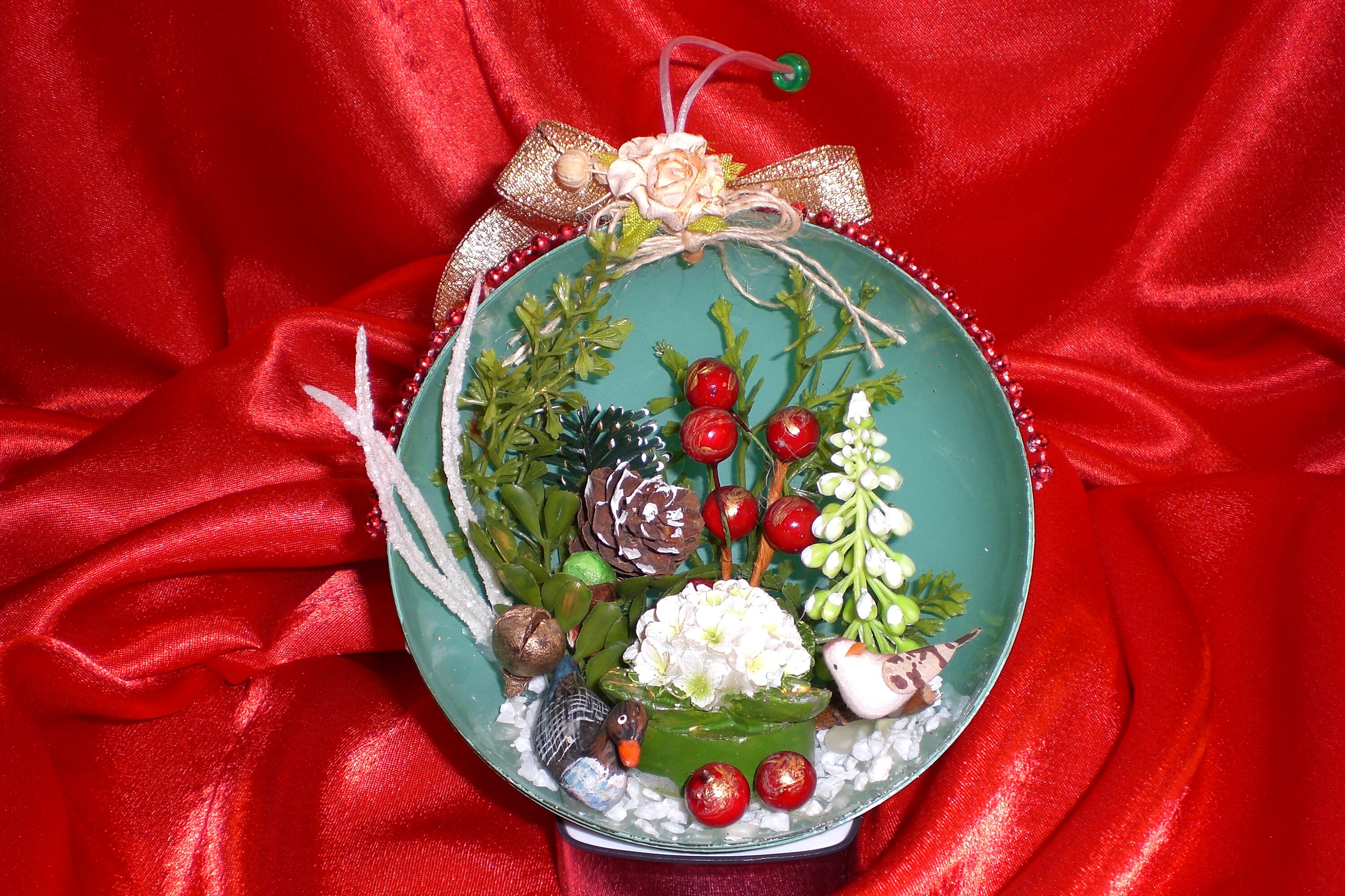 Belle Demie Boule Originale à Suspendre en Plexi Vert 12 cm