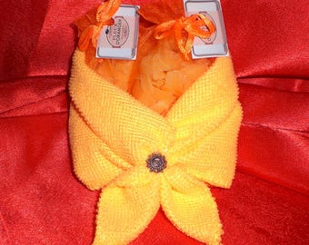 Belle serviette pliée en corsage et 2 sachets de copeaux savons pour armoires ou tiroirs