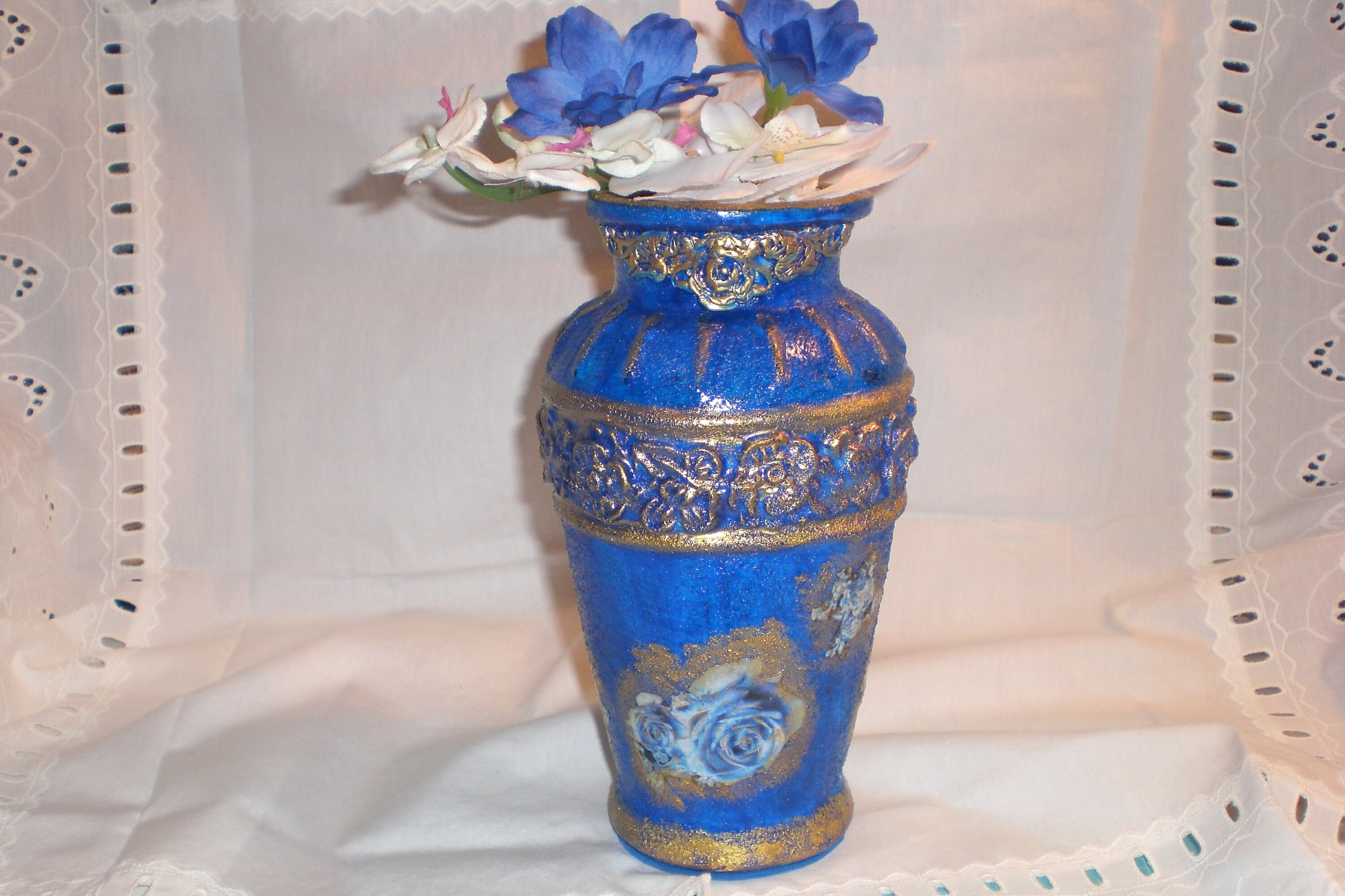 Beau Vase Façon Vintage Entièrement Recyclé, Dans Le Thème Recycl' Art