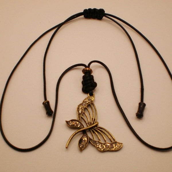 Beau pendentif papillon couleur vieil or et strass, cordon réglable, idéal pour les personnes allergiques au métal.