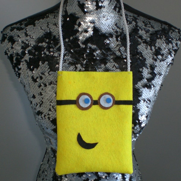 Petit sac minion en feutrine