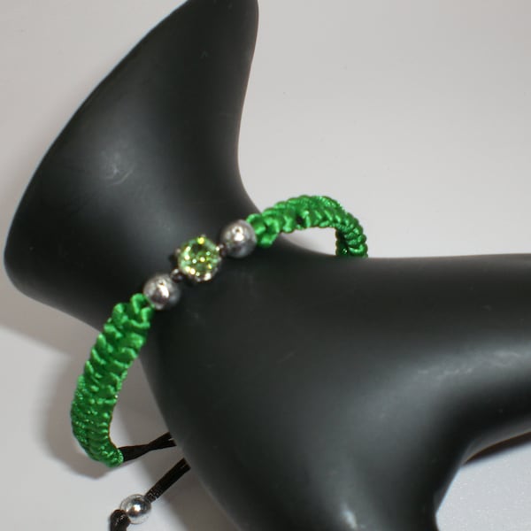 Joli bracelet macramé vert et noir et un brillant Swarovski UNIQUE