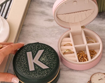 Personalisierte erste Schmuckschatulle Reise-Accessoires, personalisierte Reise Schmuckschatulle, erste Schmuckschatulle, runde Schmuckschatulle, Mama Geschenke