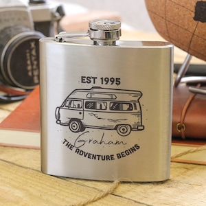 Personalisierter Campervan Abenteuer Flachmann Camping Geschenk, geheime Alkohol Flasche, personalisierte Flachmann, Edelstahl Flachmann, Papa Geschenke
