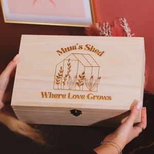 Scatola ricordo personalizzata per la capanna da giardino della mamma per lei, scatola da giardino personalizzata, scatola di legno con coperchio incernierato, grande scatola di legno personalizzata, regalo per la mamma