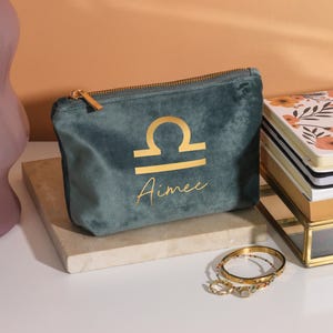 Bolsa de maquiagem personalizada com sinal de estrela do zodíaco de veludo, bolsa de cosméticos com monograma, presente de casamento astrológico, presente de aniversário de 21 anos para ela