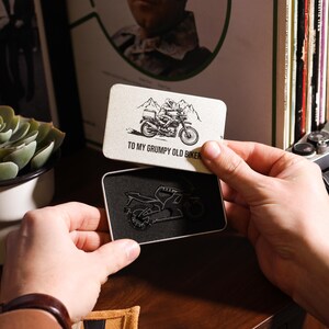 Accessori da viaggio in latta per moto da avventura personalizzati, formato carta di credito, regalo da viaggio, regalo in latta di metallo per motociclisti, regalo personalizzato