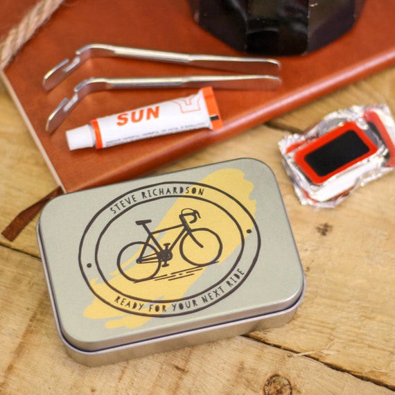 Kit De Réparation De Pneus De Vélo Et Outils Sur Une Table D