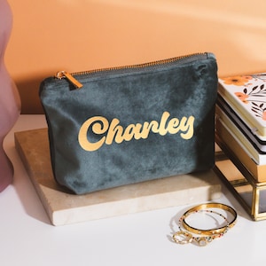 Bolsa de veludo com nome personalizado, presente de viagem para maquiagem dela, bolsa de higiene com monograma, bolsa de maquiagem personalizada, presente de aniversário de 21 anos para ela
