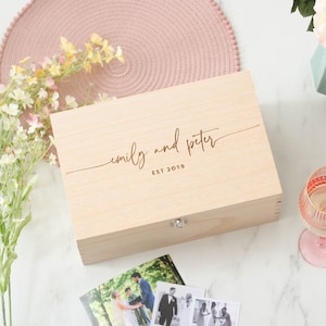 Nombres de parejas personalizados Caja de recuerdos de regalo de boda, Caja de recuerdos de madera personalizada, Caja de memoria de boda, Caja de memoria grabada, Regalo de pareja imagen 1