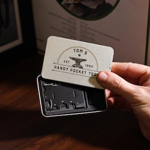 Supporto per telefono multiuso Anvil personalizzato, regalo da viaggio, formato carta di credito, multiuso personalizzato, multiuso inciso, multiuso
