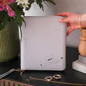 Custodia tecnologica personalizzata, regalo da viaggio per coppie, custodia per passaporto e tecnologia per matrimonio, organizer per cavi in pelle, organizer per cavi da viaggio
