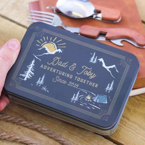 Juego de lata de cubiertos de camping de aventura personalizado, juego de cubiertos de viaje, juego de cubiertos personalizado, juego de cubiertos grabado, juego de cubiertos de camping
