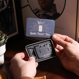 Supporto per telefono personalizzato, utensile multiuso, utensile per carte di credito, regalo di latta per papà, regalo da viaggio, accessori da viaggio, regalo per viaggiatori, scatola di latta in metallo