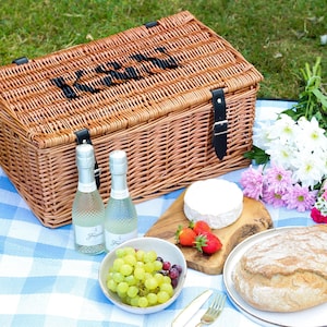 Panier pique-nique personnalisé pour couple, cadeau de mariage ou d'anniversaire pour la maison, panier pique-nique personnalisé, panier en osier avec couvercle