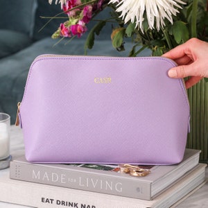 彼女のためのパーソナライズされた化粧品メイクアップケース | 女性のためのホリデー必需品に最適なメイクアップバッグ | 旅行の必需品を持ち運ぶのに最適なバッグ